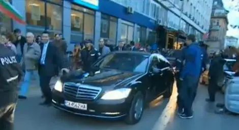 Протестиращи нападнаха колата на Орешарски 