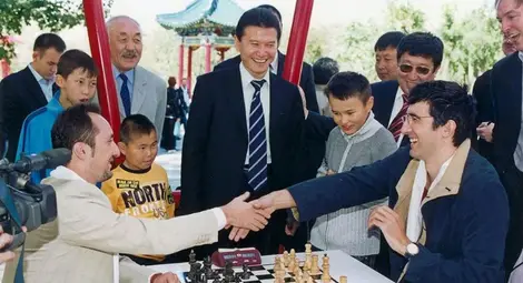 Тоалетната война, която превърна двама приятели в доживотни врагове