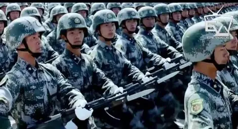 Китайска армия марширува на Червения площад на 9 май