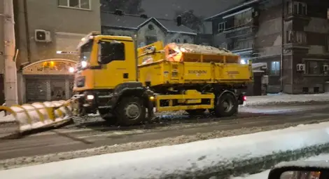 Община Русе мобилизира екипи срещу обледеняването на улици и тротоари