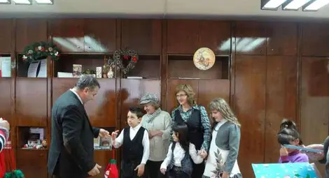 Коледарчета от Ресурсния център поздравиха кмета Стоилов и зам.областния Маринов /галерия/