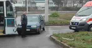 67-годишен шофьор не видял потеглящ тролей заради кола на дълги светлини