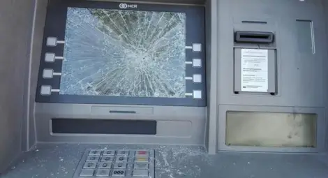 Млад мъж отмъстил с чук на два банкомата за високи такси