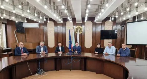 Златан Златанов, Драгомир Драганов, Иван Белчев, Пенчо Милков, Рена Стефанова, Димитър Недялков, Иван Иванов дадоха съвместно изявление след работната среща. Снимка: „Утро“ Златан Златанов, Драгомир Драганов, Иван Белчев, Пенчо Милков, Рена Стефанова, Димитър Недялков, Иван Иванов дадоха съвместно изявление след работната среща. Снимка: „Утро“