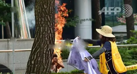 Мъж се е самозапалил пред вилата на Силвио Берлускони Мъж се е самозапалил пред вилата на Силвио Берлускони