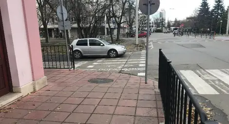 Нина Крушева: Блокираната с ограда пешеходна  пътека до паметника на Альоша е опасна