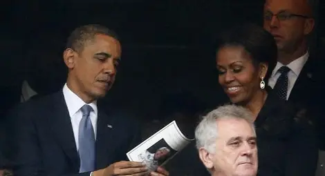 Историческо: Обама се ръкува с брата на Фидел Кастро (НА ЖИВО)