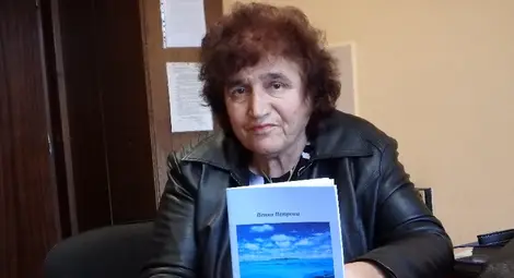 Пенка Петрова с новата си стихосбирка. Снимка: Марий ПЕЙЧЕВ
