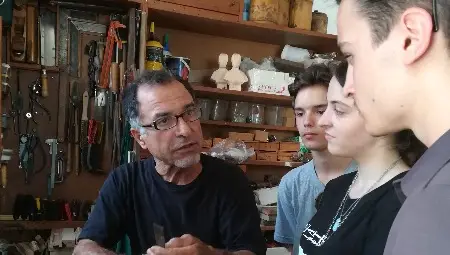 Гимназисти усетиха как диша и пее дървото в ръцете на майстор