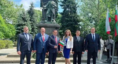 С тържествена церемония и благодарствен молебен бе отбелязан Празникът на Русе