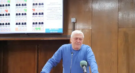 Общинският съветник Орлин Дяков пита кмета защо е спряна работата по фасадата на Доходното здание