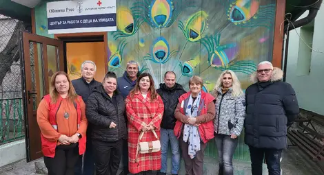 Общинските съветници от ГЕРБ-Русе зарадваха с нови обувки децата от Приюта за деца без увреждания от семеен тип