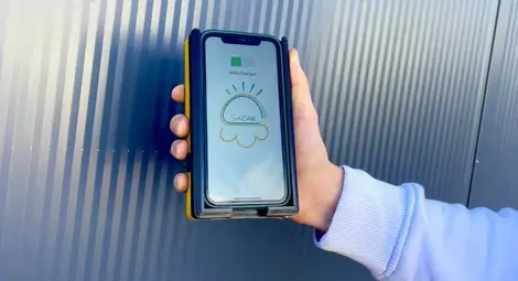 Български ученици изобретиха калъф за телефон с вградени соларни панели