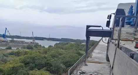 5,6 т тежи един стоманобетонен панел на Дунав мост при Русе
