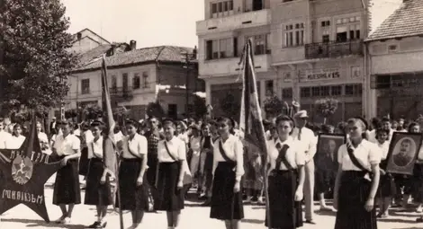 Трифонка Романова Трифонова (втората отдясно наляво) &mdash; ученичка в VI клас, знаменоска на официалното знаме на Павликенската гимназия през учебната 1950/1951 г. на празника на физкултурата, проведен на 13.VI.1951 г. (Личен архив на авторите)