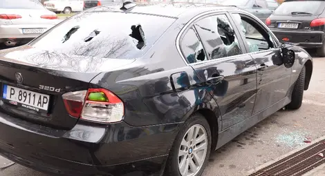 БМВ потрошено с бухалка пред нощно заведение