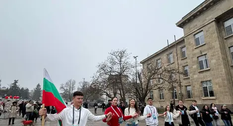 Флашмоб по младежки проект изви колоритни български хора навръх празничния 1 март в Русе Флашмоб по младежки проект изви колоритни български хора навръх празничния 1 март в Русе