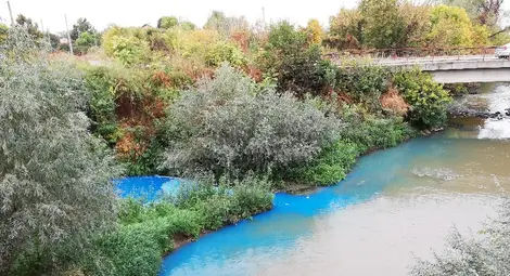 Електриково синя вода бълва тръба в Русенски Лом