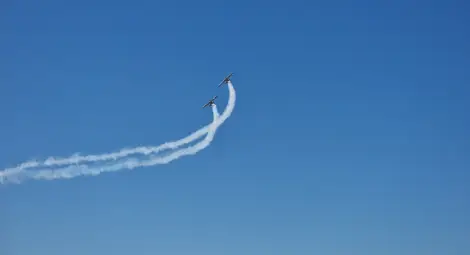 Фигури от висшия пилотаж и зрелищна въздушна акробатика на летището в Щръклево