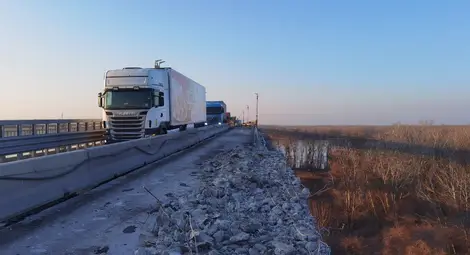Премахната е старата настилка, парапетът и осветлението в платното за Румъния на Дунав мост при Русе