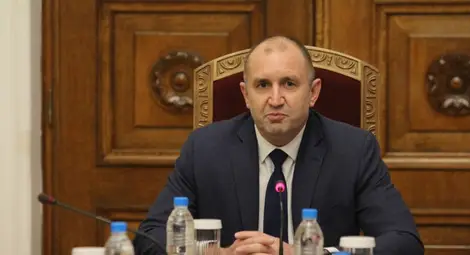 Радев: Изпълнителната власт абдикира от въпроса с машинното гласуване