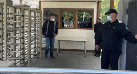 Пеевски отказа коментар след разпит в ДАНС