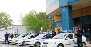 Полицаите поздравиха медиците със сирени и аплодисменти