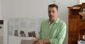 Шефът на музея почерпи за професорската титла