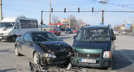 Читири автомобила намачкани заради неспазено предимство