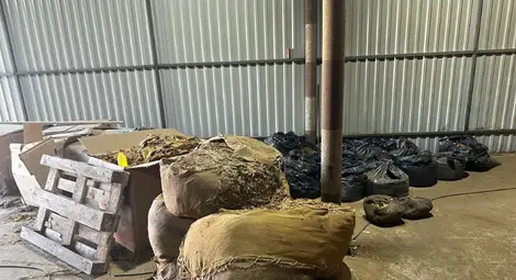 Разбиха огромен канал България-Румъния за нелегален тютюн за пушене, обработван в пълна мизерия /галерия/