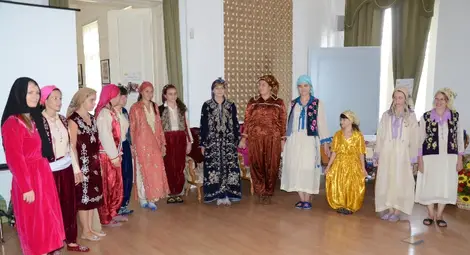 200-годишен сърмен жакет и рокля с 1000  бродирани цветчета грейнаха в изложба