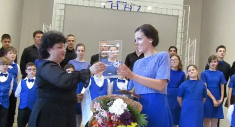 Диригентката Мина Влайкова подари на Симона букет и паметен знак.                                                         Снимка: Личен архив