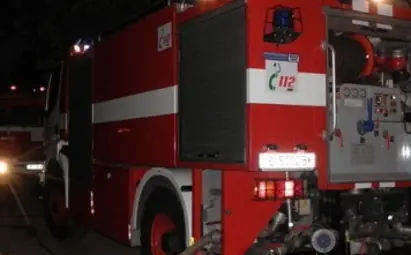 Пожарната спаси горящия дом на майка с малко дете Пожарната спаси горящия дом на майка с малко дете