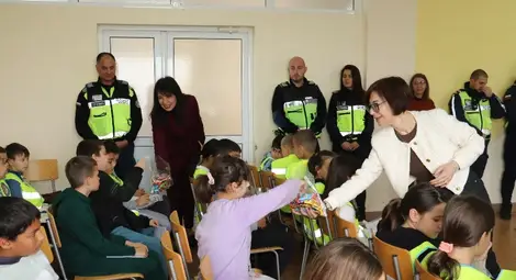 Близо 40 деца от Две могили се учиха на пътна безопасност. Инициативата бе организирана от заместник областния управител Георги Георгиев, а в нея се включиха редица институции