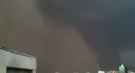 Свирепа пясъчна буря е връхлетяла Техеран (видео)