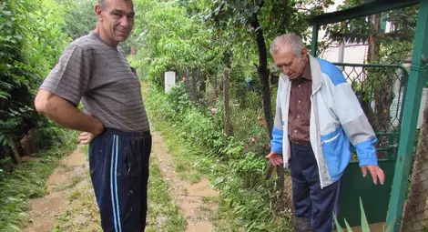 Половинметрова вълна потопи в кал и разрушения Касева чешма