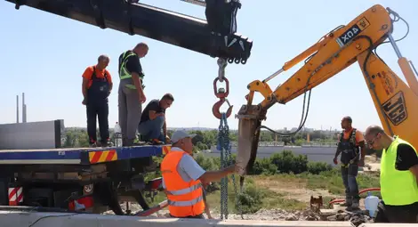 Премахнаха първия стоманобетонен панел на Дунав мост при Русе