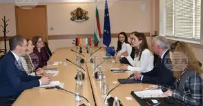 Служебният икономически министър заяви на среща с посланика на Германия, че няма да допусне забавяне на ключови проекти