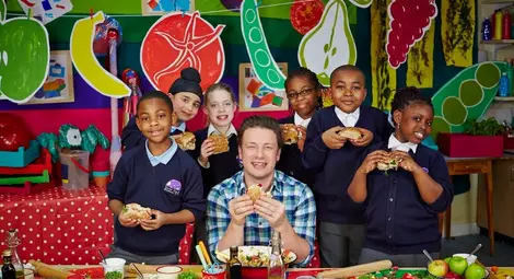 Деца правят картини с плодове и зеленчуци в хранителната революция на Джейми Оливър