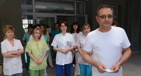 Двете русенски болници излязоха на протест срещу насилието над медици.