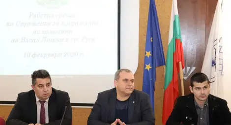 Депутатът Искрен Веселинов /в средата/  и областният управител Галин Григоров /вляво/ участваха в заседанието вчера. Снимка: ОА