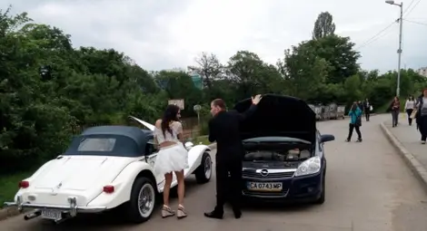 Шармантна абитуриентка с много скъп Мерцедес закъса насред пътя