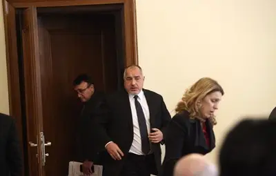 Премиерът Бойко Борисов и вътрешният министър Младен Маринов влизат заедно на заседанието на кабинета вчера, което одобри част от мерките за пътна безопасност. СНИМКА: Йордан Симeонов