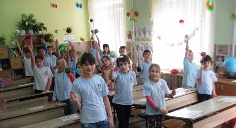 Второкласници майсториха птици  от прежда, гвоздейчета и корк