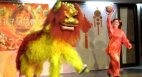 С Танц на лъва ученици посрещат Годината на свинята