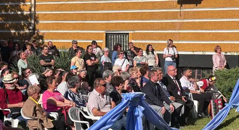 Кметът Пенчо Милков връчи почетен плакет на директорката на ДГ &bdquo;Синчец&ldquo; в Средна кула за юбилея на градината