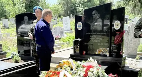 Пет военни залпа в гробищния парк „Чародейка“ в Русе отбелязаха 20-годишнината от гибелта на офицерски кандидат Валентин Донев в Ирак Пет военни залпа в гробищния парк „Чародейка“ в Русе отбелязаха 20-годишнината от гибелта на офицерски кандидат Валентин Донев в Ирак