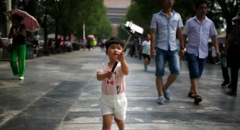 "Дисни" забрани пръчките за селфита
