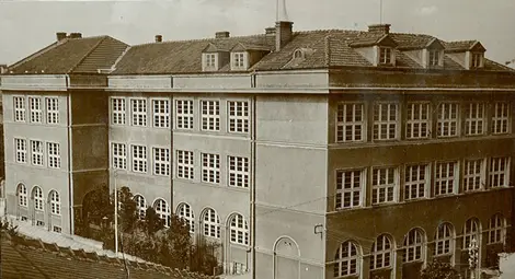 Сградата на Дойче шуле в периода 1926-1944 година. Сградата на Дойче шуле в периода 1926-1944 година.