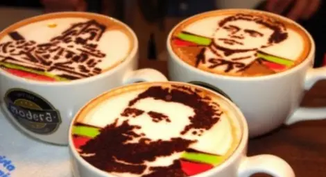 Барман рисува Левски и Ботев върху кафе